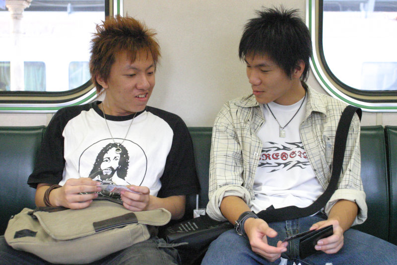 台灣鐵路旅遊攝影電車-區間車交談的旅客2005攝影照片14